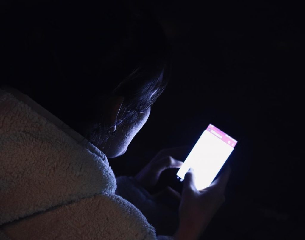 iPhone“夜見”對睡眠質量有好處嗎？駁斥：最好不要用手機睡覺